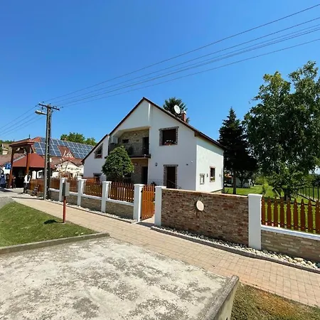 Kukorica Csarda 住宿加早餐酒店 Balatonujlak